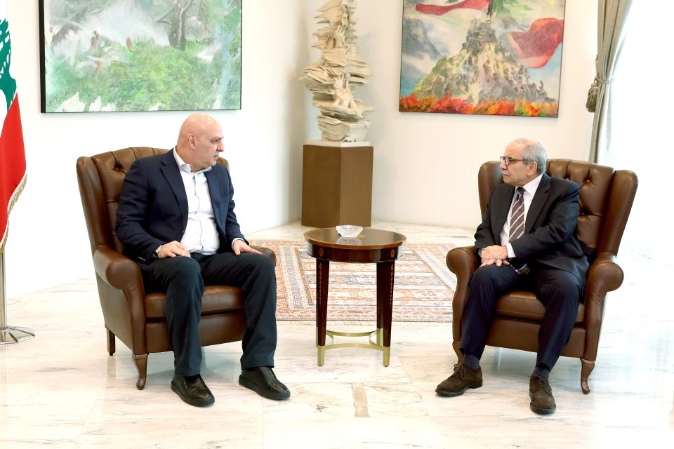 المجلس الأعلى للدفاع دعا اللبنانيين الى التشبث بالتزامهم بحس المسؤولية الوطنية العليا وطمأنهم الى توافر المواد والإمكانات اللازمة كافة لضمان أمنهم الحياتي والمعيشي